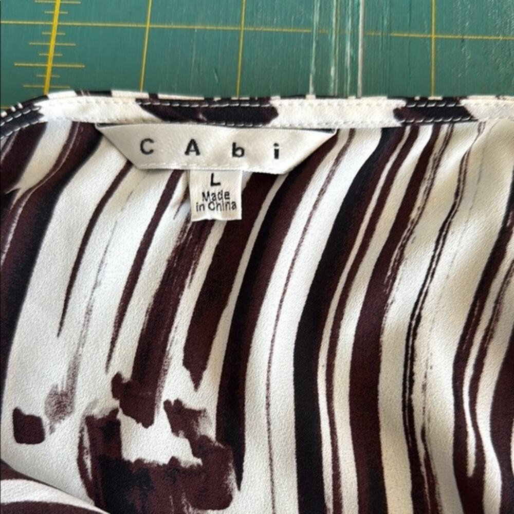 Cabi Women's Wrap Pullover Top V-Neck Long Sleeves Animal Print sz L Tie Neck - Picture 3 of 5